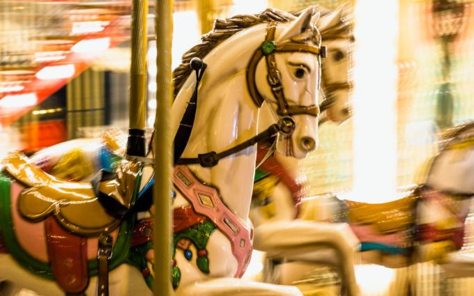 Up, down & all around στο πιο χριστουγεννιάτικο Carousel! Στο γιορτινό Christmas BOOM Village φυσικά!