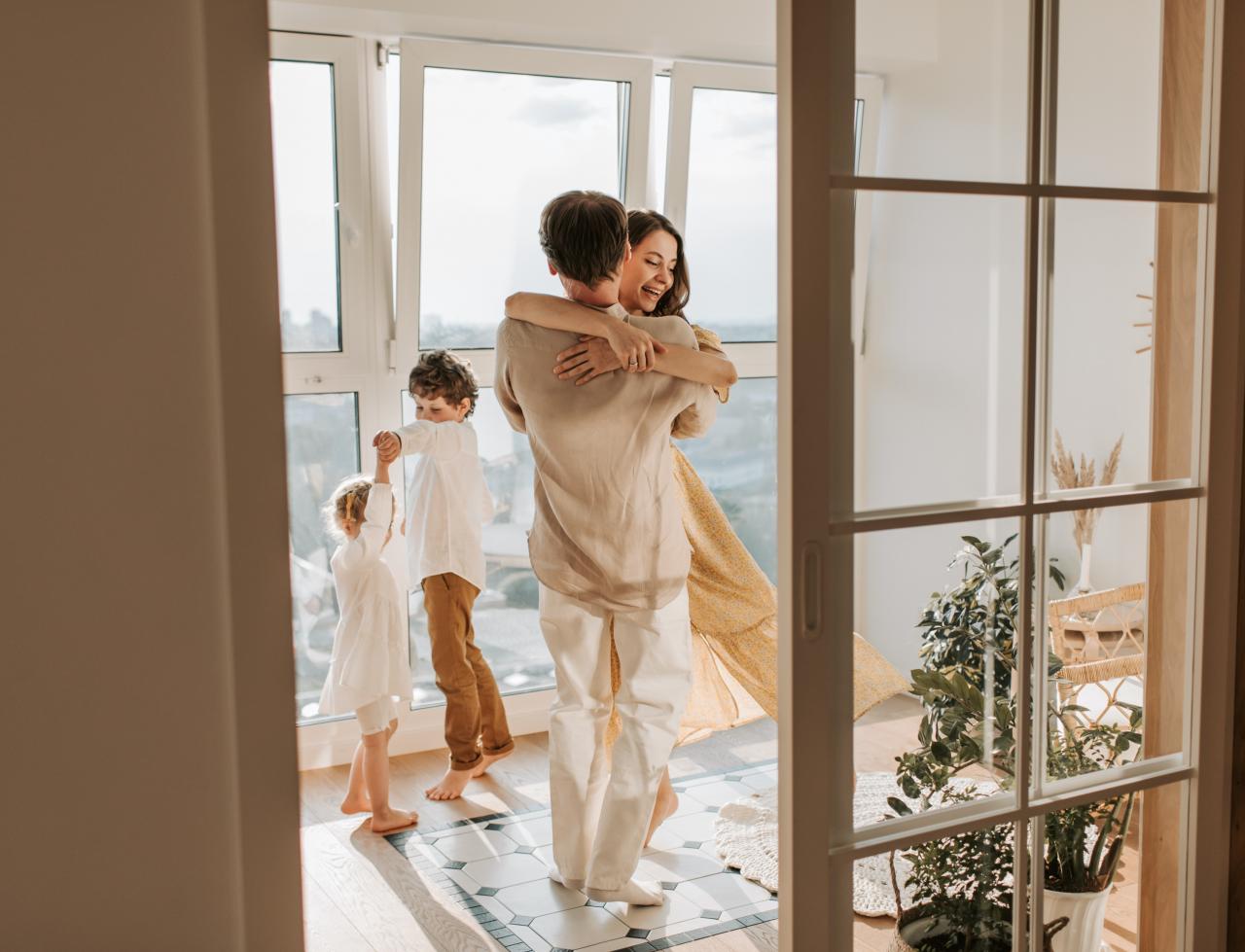 μαμά μπαμπάς φιλιούνται μπροστά στο παιδί 