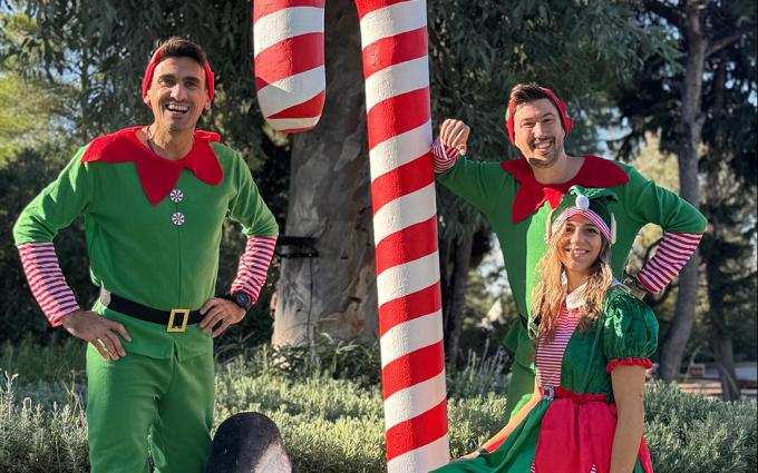 Dance like an elf! Η MUSTELA μάς καλεί σε ένα dance party με ξωτικά στο χριστουγεννιάτικο BOOM Village! 