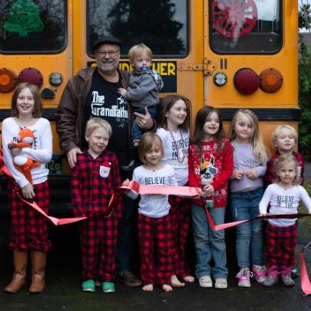 Παππούς δώρισε στα 10 εγγόνια του ένα λεωφορείο για να τα πηγαίνει στο σχολείο κάθε πρωί!