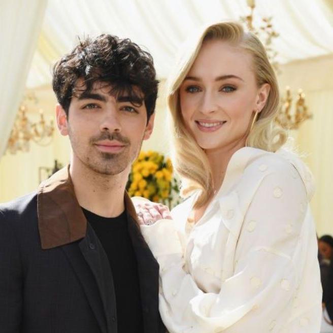 boom sophie turner περιμένει παιδί