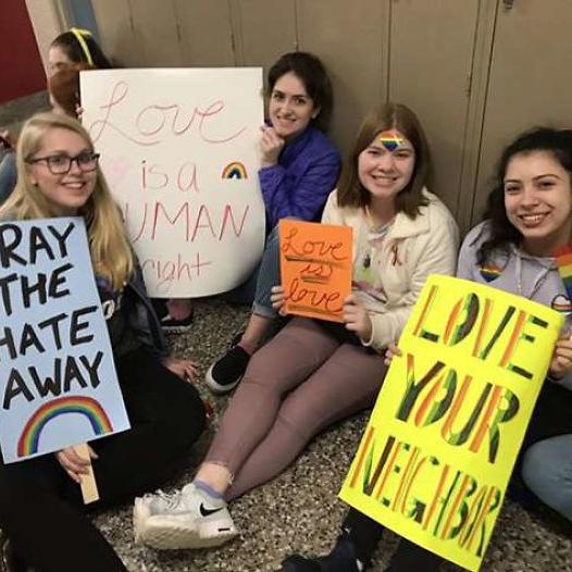 boom διαμαρτυρία μαθητών για άδικη αποχώρηση gay καθηγητών 