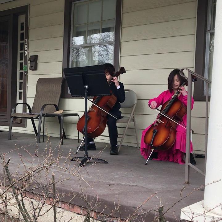 Δύο αδέρφια στο Οχάιο έδωσαν πριβέ συναυλία για την ηλικιωμένη γειτόνισσά τους που βρίσκεται σε καραντίνα