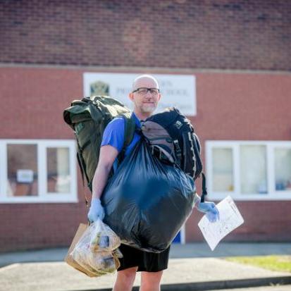 boom δάσκαλος διανείμει δωρεάν γεύματα σε μαθητές