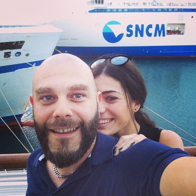 Η κόρη των Αδάμου-Κουϊνέλη στο εξώφυλλο του single τους