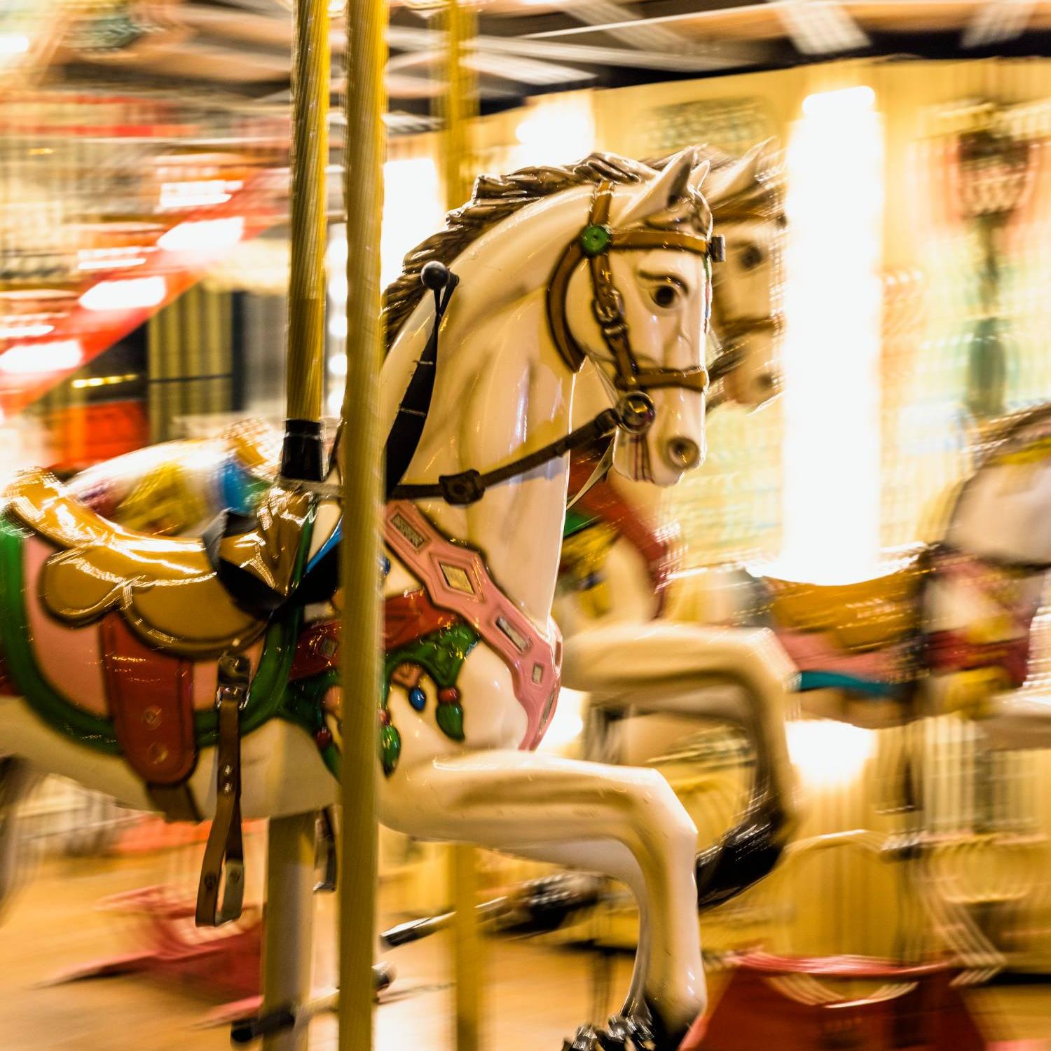 Up, down & all around στο πιο χριστουγεννιάτικο Carousel! Στο γιορτινό Christmas BOOM Village φυσικά!