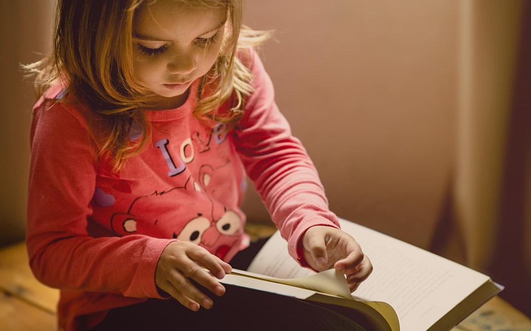 Η Λυδία και η Άννα μπαίνουν στον μαγικό κόσμο των εκδόσεων ΔΙΟΠΤΡΑ κι επιλέγουν τα αγαπημένα τους βιβλία.