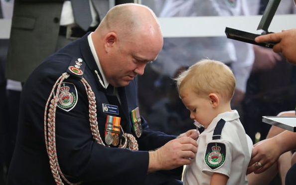 boom 19 μηνών Harvey παρασημοφορείται στην κηδεία του πυροσβέστη πατέρα του