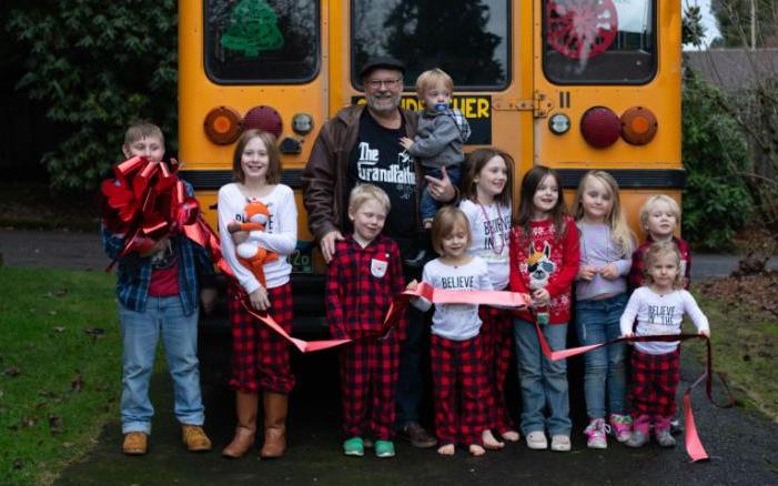 Παππούς δώρισε στα 10 εγγόνια του ένα λεωφορείο για να τα πηγαίνει στο σχολείο κάθε πρωί!