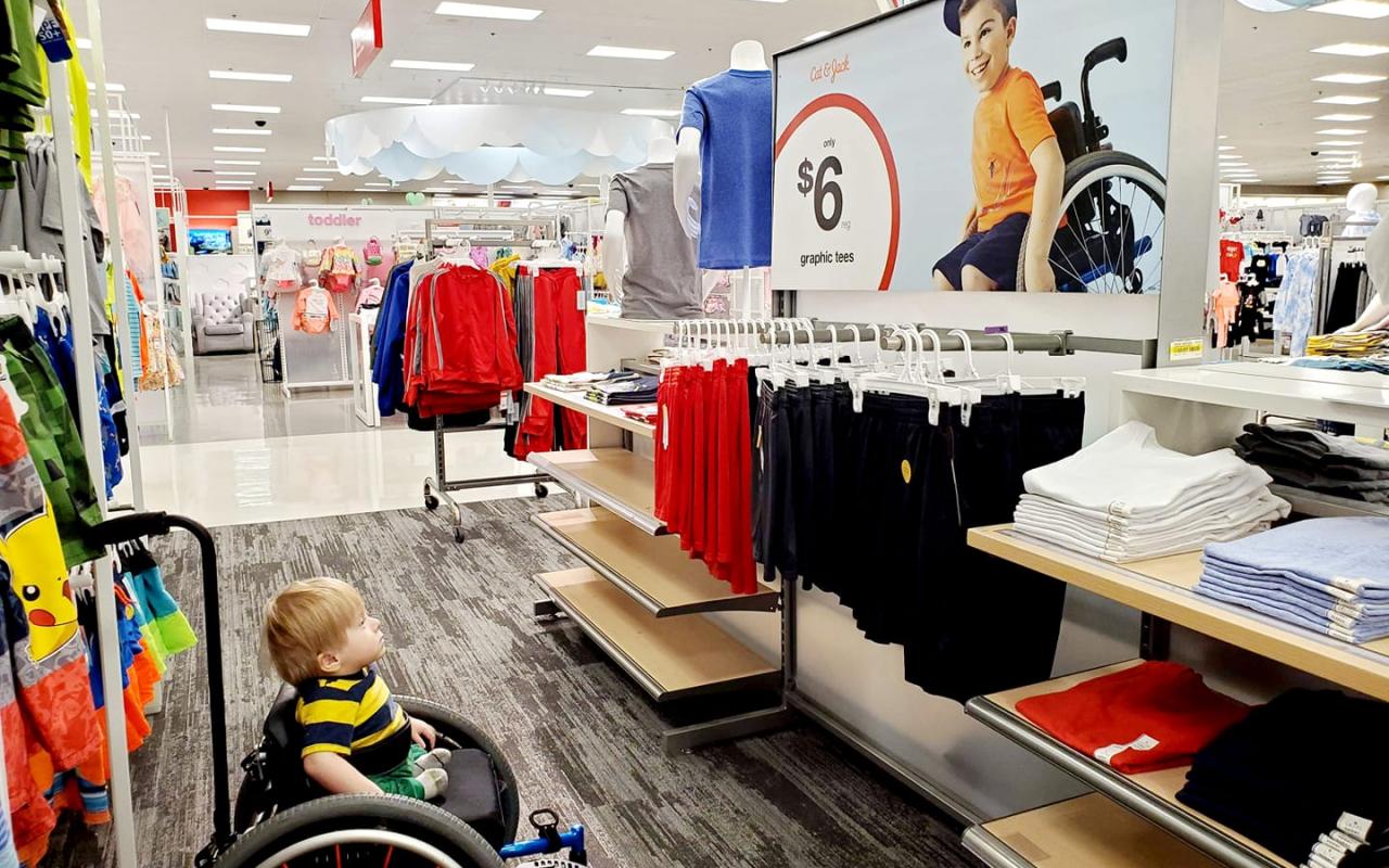 boom διαφήμιση ρούχων με αναπηρικό καροτσάκι