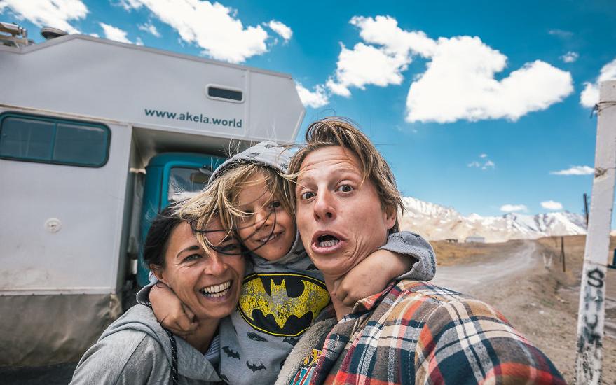 boom οικογένεια πούλησε τα πάντα για να ταξιδέψει στον κόσμο