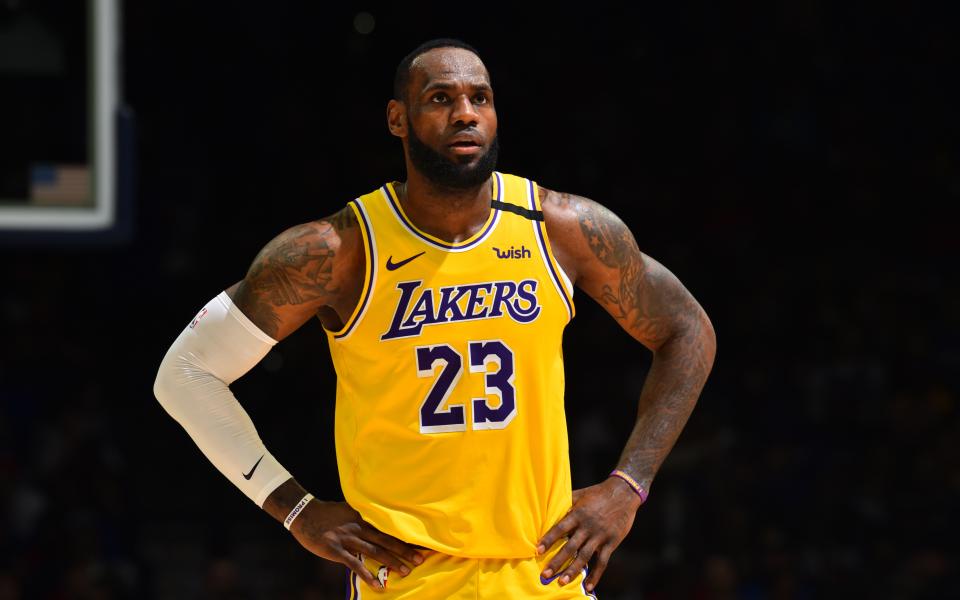 boom lebron james προσφέρει δωρεάν πανεπιστημιακή φοίτηση