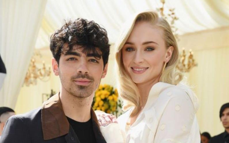 boom sophie turner περιμένει παιδί