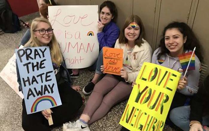 boom διαμαρτυρία μαθητών για άδικη αποχώρηση gay καθηγητών 