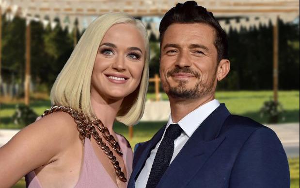 boom katy perry orlando bloom περιμένουν παιδί