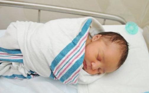 πρώτο μωρό από μητέρα με κορωνοϊό