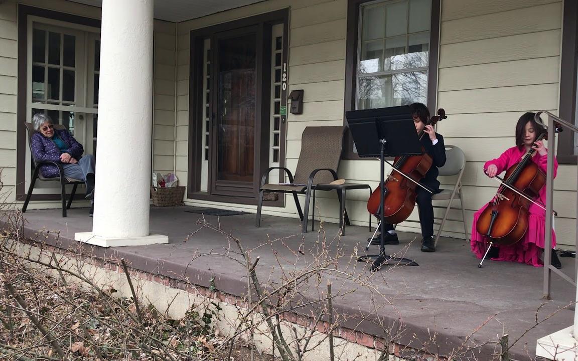 Δύο αδέρφια στο Οχάιο έδωσαν πριβέ συναυλία για την ηλικιωμένη γειτόνισσά τους που βρίσκεται σε καραντίνα