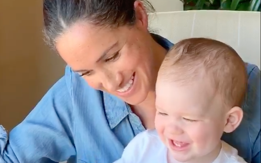 boom meghan markle διαβάζει παραμύθι archie