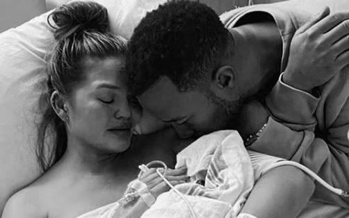 boom chrissy teigen έχασε το παιδί