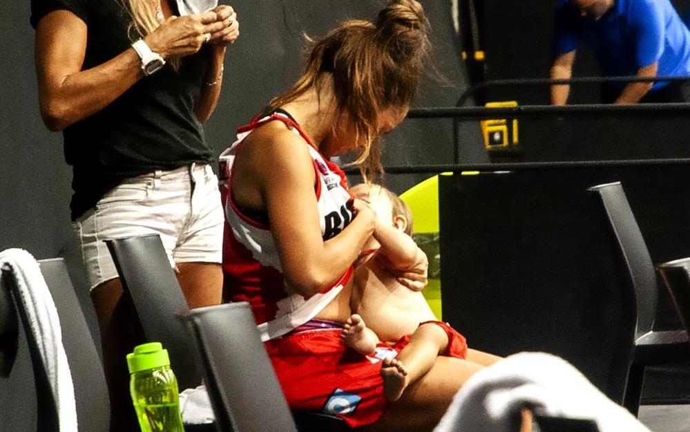 boom αθλήτρια θηλάζει σε αγώνα