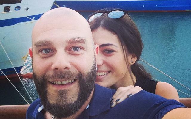 Η κόρη των Αδάμου-Κουϊνέλη στο εξώφυλλο του single τους