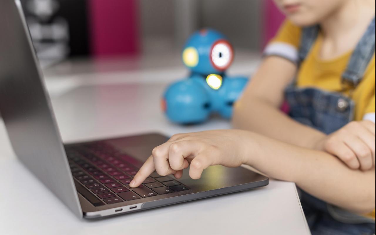 Online εκπαιδευτικές δράσεις από το ίδρυμα Takis