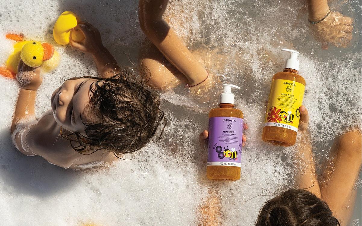 Mini Bees: Η νέα παιδική σειρά περιποίησης της Apivita για το πιο απολαυστικό μπάνιο 