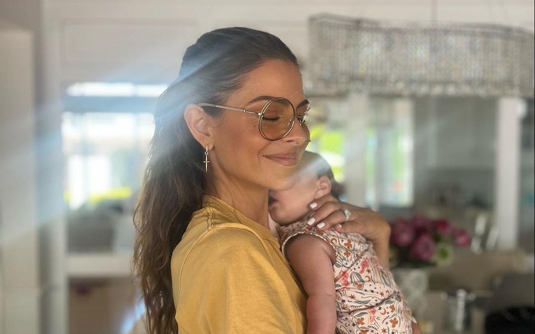 Η Μαρία Μενούνος «λιώνει» με τη νεογέννητη κόρη της και το αποδεικνύει με 3 νέες Instagram φώτο 