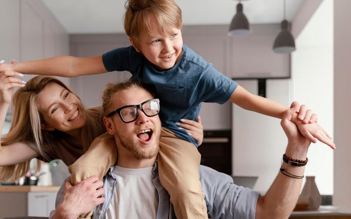 χαρούμενοι γονείς 