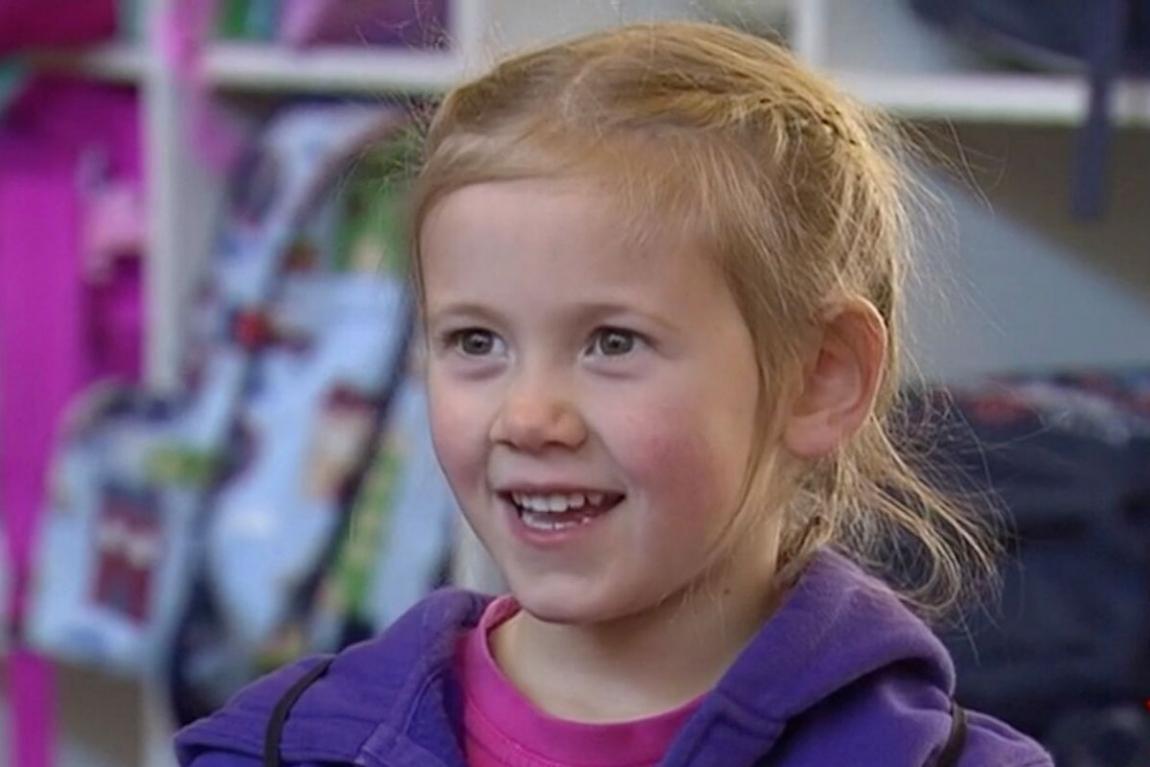 Boom_Queen_returns_toy_monkey_to_girl