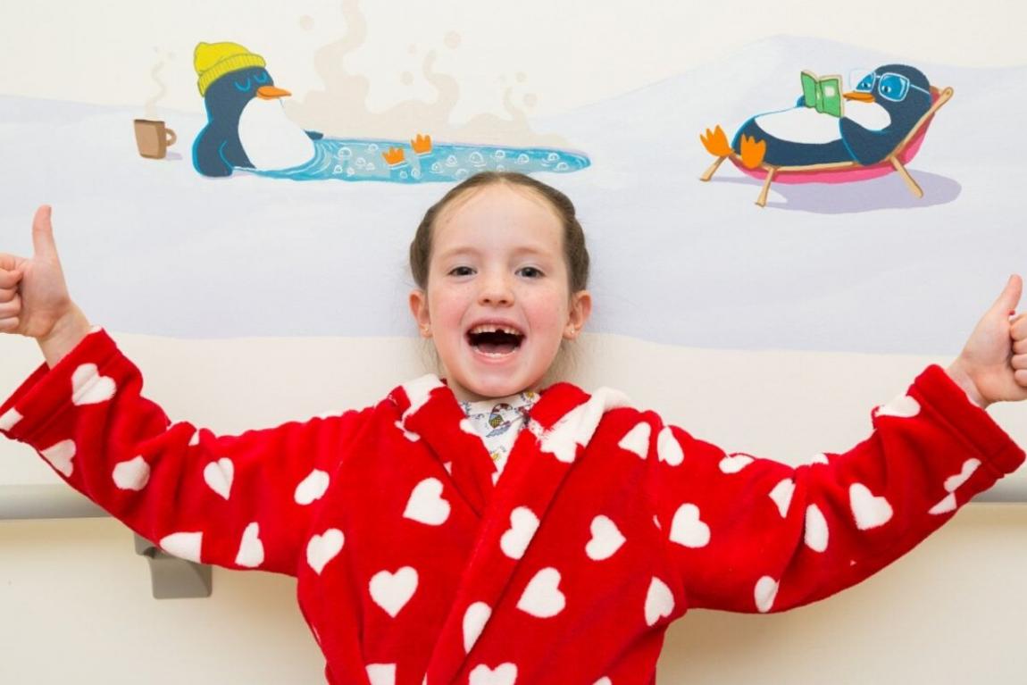 Η Anouk είναι ένα μικρό πεισματάρικο κορίτσι με ειδικές ανάγκες, του οποίου η ιστορία ενέπνευσε μία ομάδα ανθρώπων να δημιουργήσει έναν οργανισμό που στοχεύει στο να βελτιώσει το νοσοκομειακό περιβάλλον και κατά συνέπεια τις ζωές πολλών μικρών και μεγάλων ασθενών. Με έδρα την Ελβετία το Anouk Foundation έχει ολοκληρώσει από το 2008 περισσότερα από 180 projects σε 16 χώρες. Επιστρατεύοντας μία ομάδα έξι καλλιτεχνών ζωγραφίζουν, αλλάζουν και φωτίζουν τους δυσάρεστους και μουντούς χώρους νοσοκομείων, ορφανοτρο