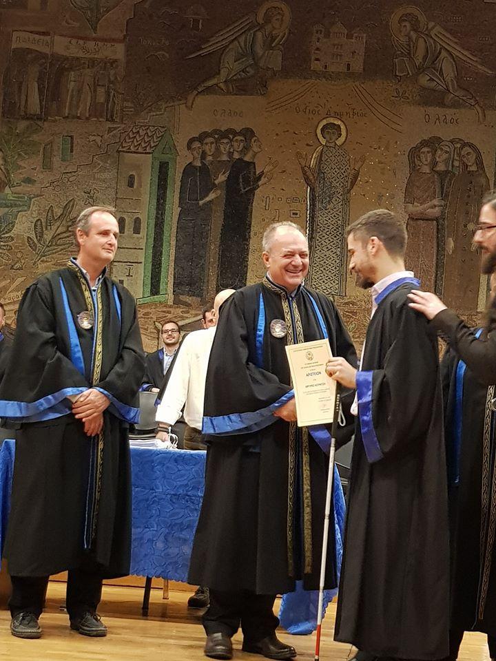 Αργύρης Κουμτζής: Ο φοιτητής με ολική απώλεια όρασης που αρχικά απορρίφθηκε από το ΑΠΘ, πήρε το πτυχίο του με άριστα και ετοιμάζεται για το Πανεπιστήμιο του Göttingen