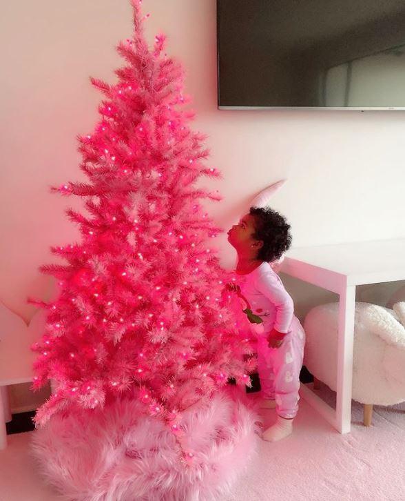 boom celebrity χριστουγεννιάτικα δέντρα