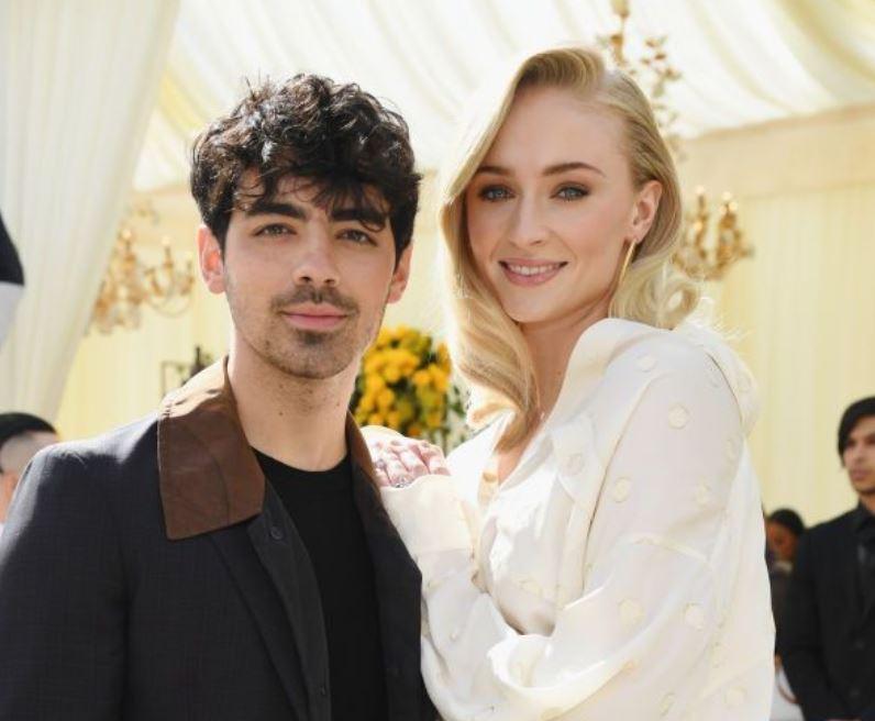 boom sophie turner περιμένει παιδί