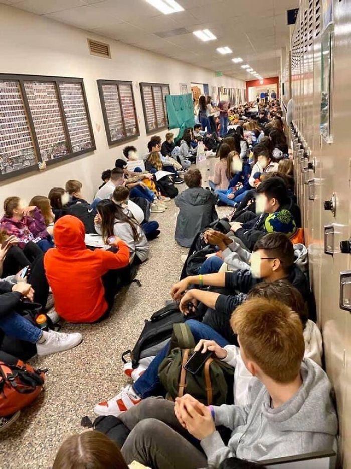 boom διαμαρτυρία μαθητών για άδικη αποχώρηση gay καθηγητών 