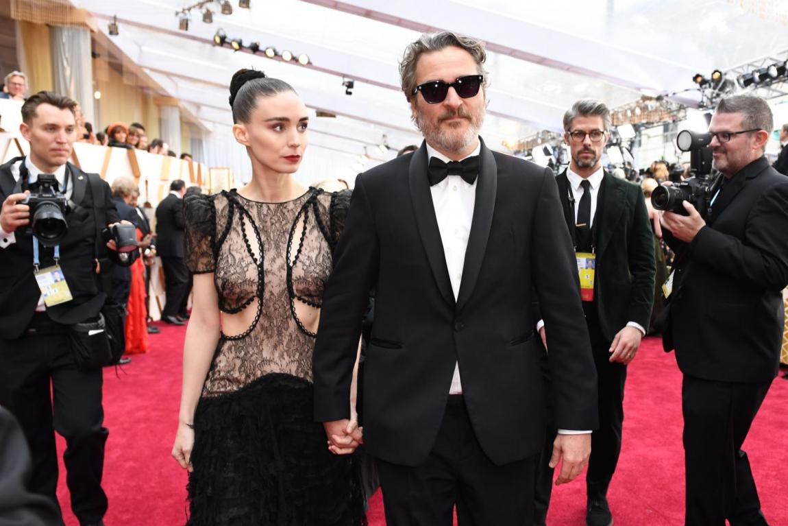 boom joaquin phoenix rooney mara έγιναν γονείς