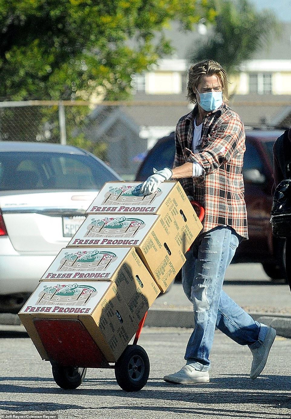 boom Brad pitt εθελοντής δωρεάν τρόφιμα 