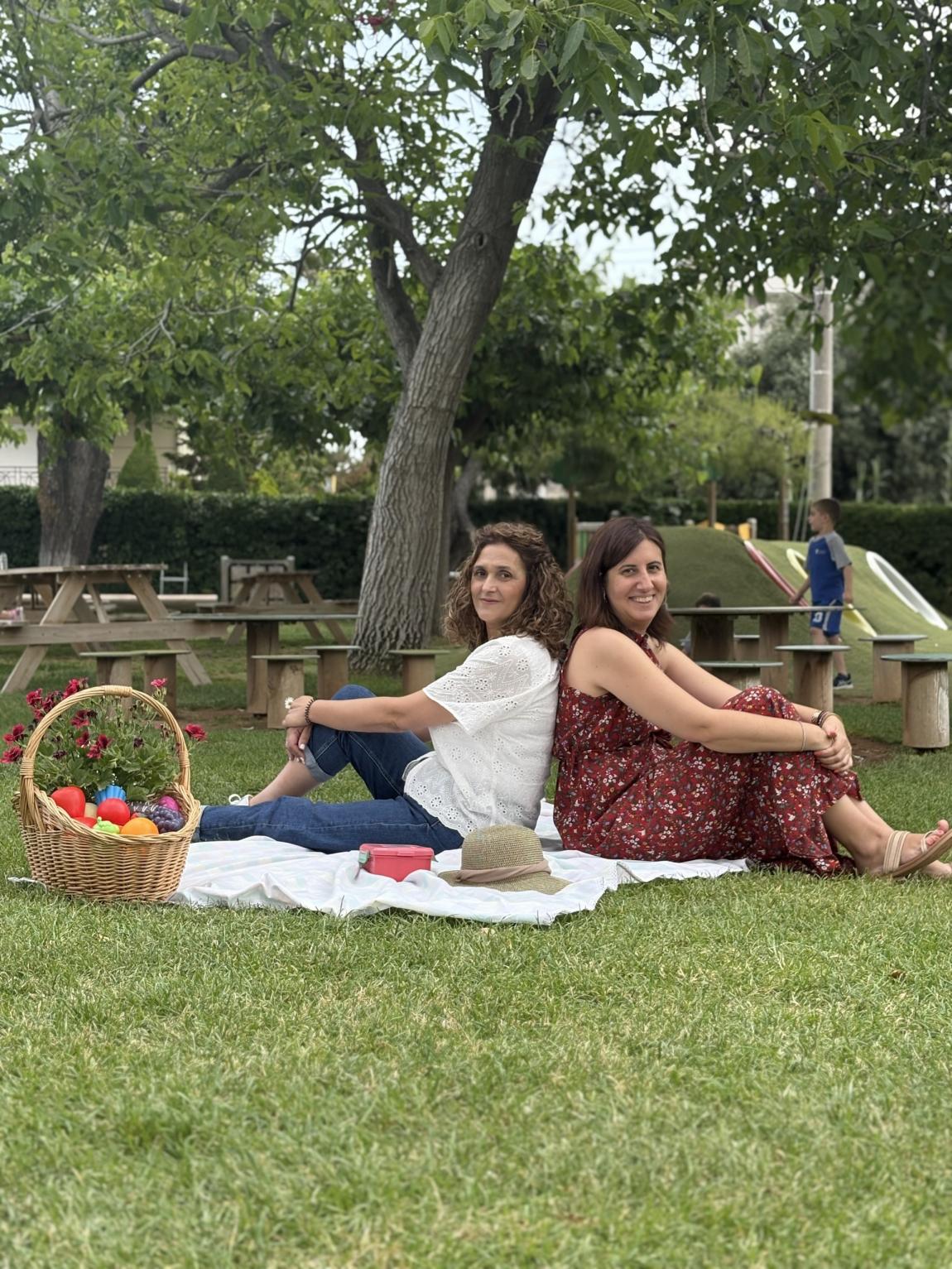 Η κ. Έφη και η κ. Αντωνία, δασκάλες του Νηπίου και του Δημοτικού αντίστοιχα στο πικ νικ στον κήπο του Νηπιαγωγείου